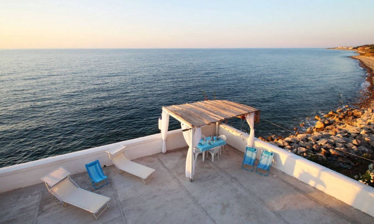 Motta d'Affermo Apartment | The Casello sul Mare is a historic railway house built in 1895 as a residence for railway workers and restored in 2025 while preserving its authentic charm. The property is set in a truly unique location, nestled between the railway and the sea, offering
