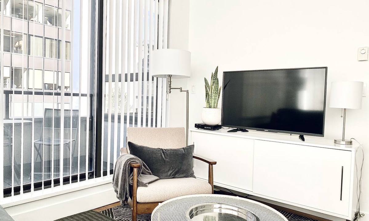 Downtown Vancouver Condo | The Charlie Suite by COMFYSUITES