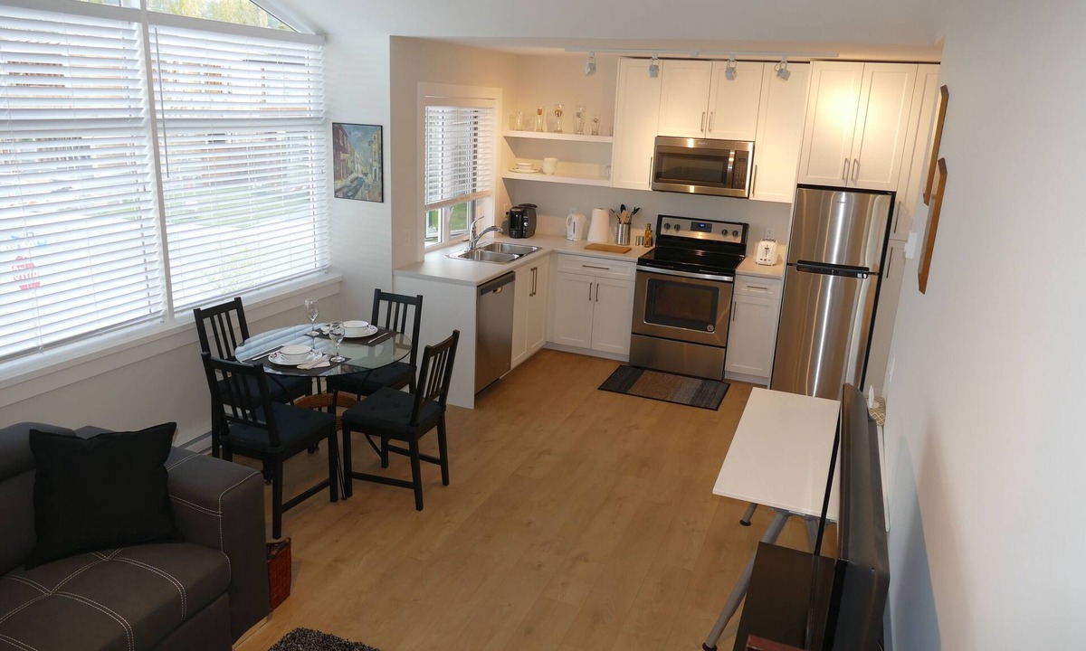 Sidney House | The Eagle's Nest by the Victoria Airport