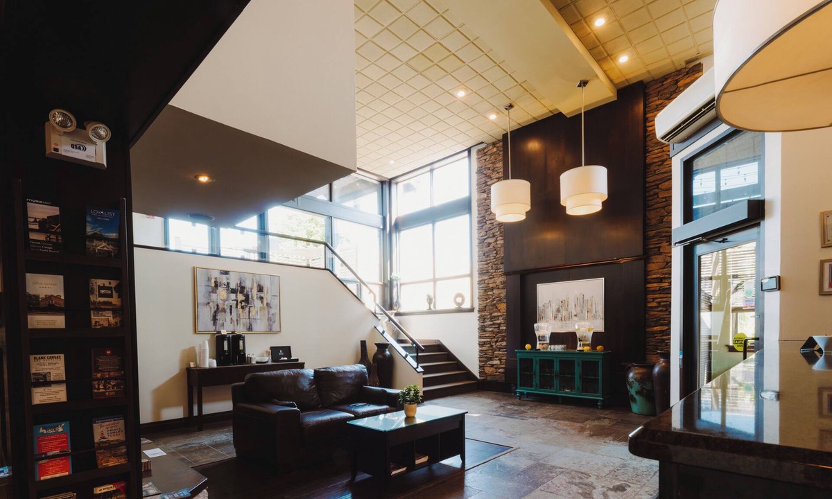 Queens Square Hotel | The Hotel on Pownal