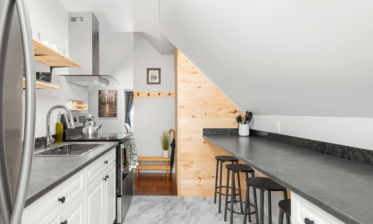 Comox Valley House | The Loft at Marble Place: Cozy Family Retreat