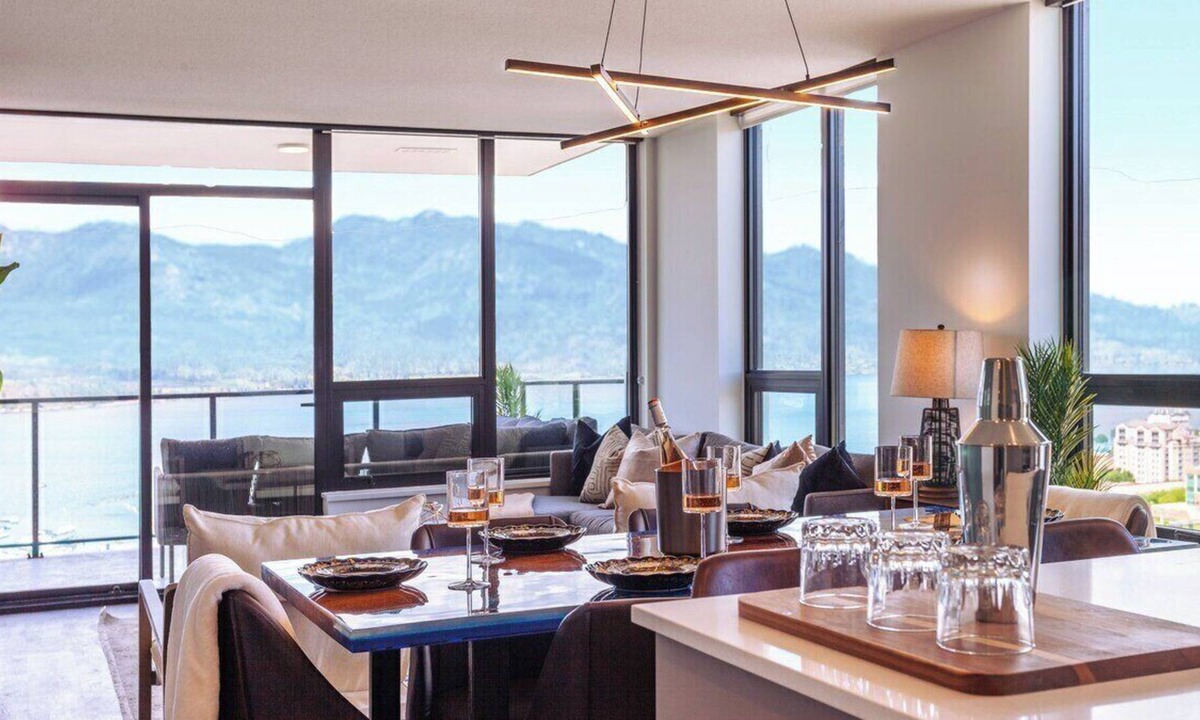 Kelowna Central Business District Apartment | The Luxurious Cubano Room Penthouse! Amazing water view + King beds!
