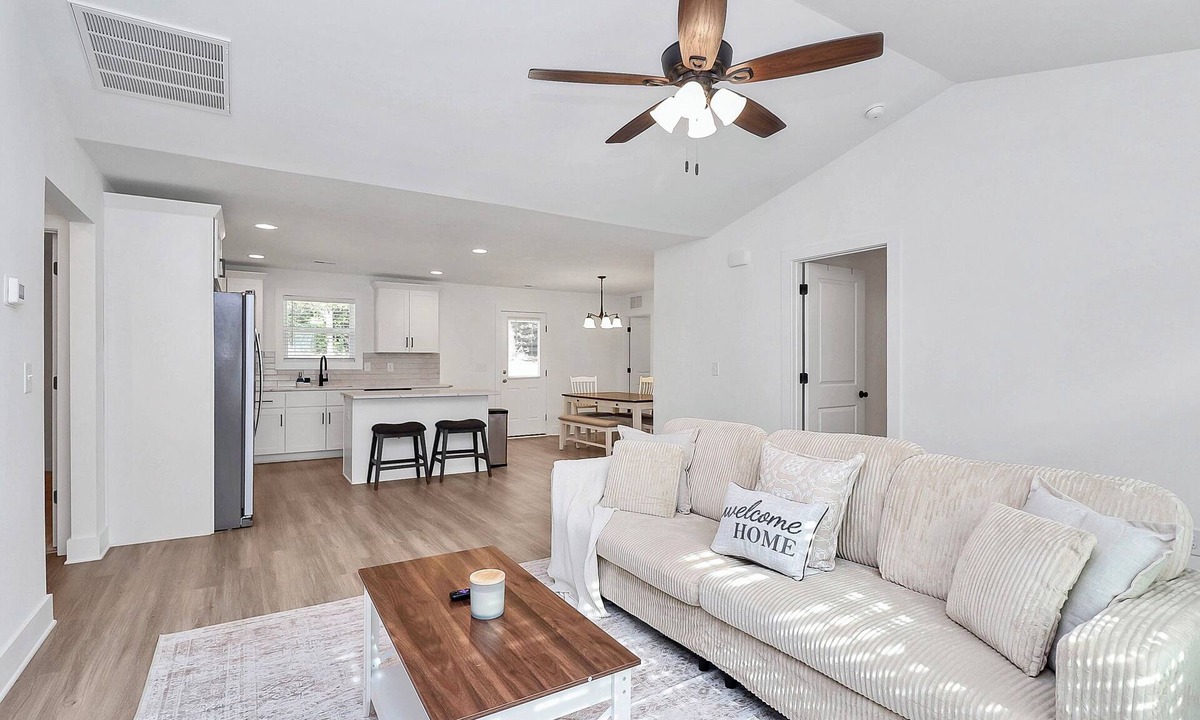 Kannapolis House | The Modern Getaway, 3-bedroom house in Kannapolis ✨