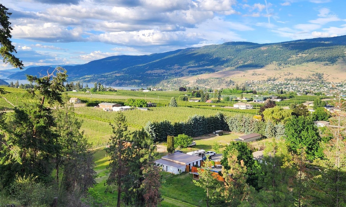 Central Okanagan House | The Uncorked Orchard View Lake Country Escape