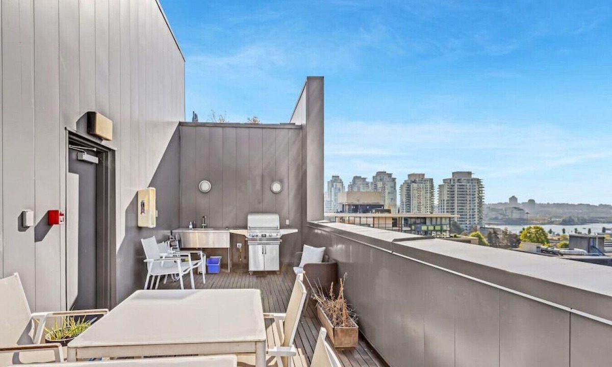 Chinatown Apartment | The Zen Loft: Shared Rooftop Bliss with City Views