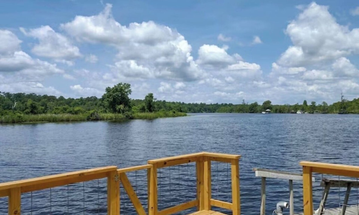 Georgetown House | This beautiful 3-bedroom 2-bathroom Riverfront home is a great place to unwind.