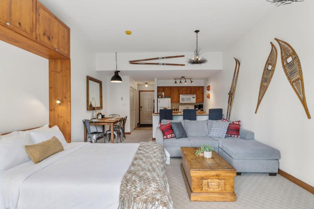 Silver Star Mountain Apartment | Trailside Escape a Ski-In Ski-Out Studio in SilverStar