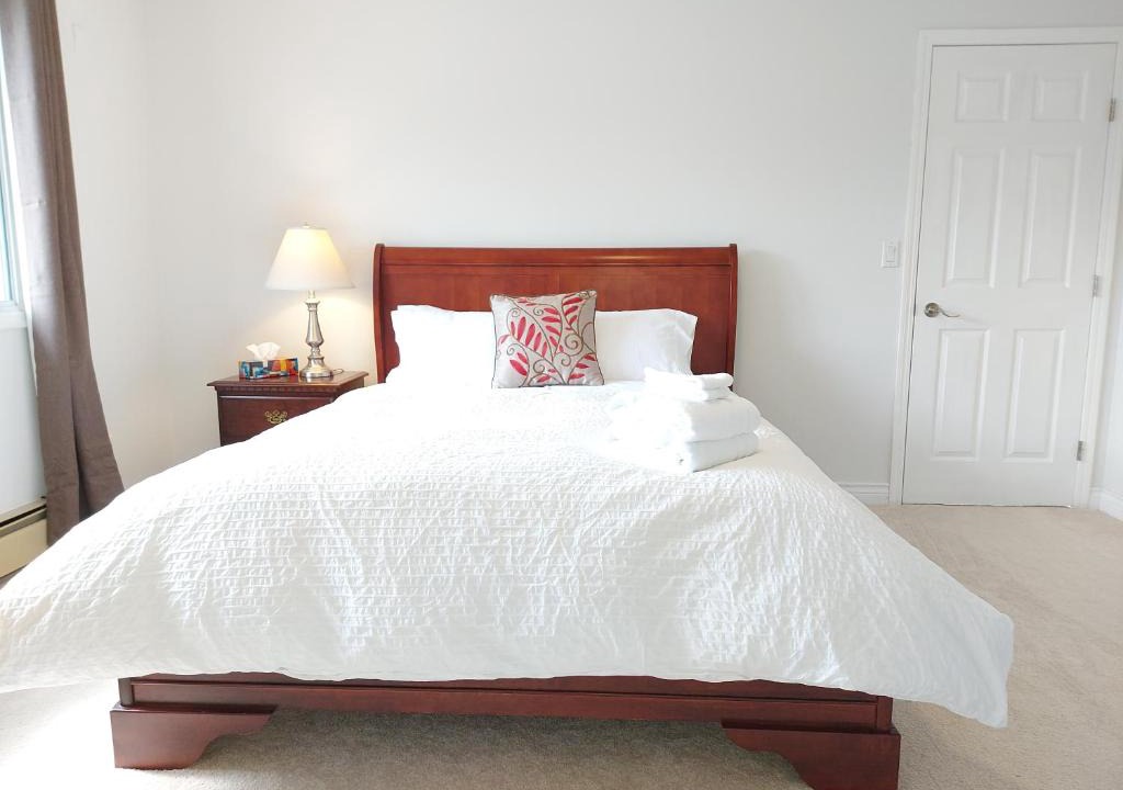 Southeast Kelowna Bed & Breakfast | Tranquil Retreat Spacious 2-Bedroom Suite on the 2nd Floor