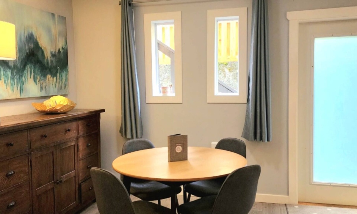 Shawnigan Lake Apartment | Tranquil Shawnigan Lake Spa Retreat, 2 BR. Full Kitchen, Cozy Fireplace
