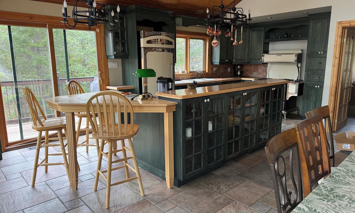 Blue Sea Cabin | Tranquility awaits you in this luxurious 3 bedroom chalet with sleep camp