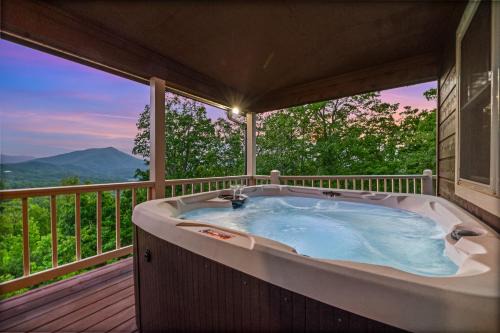 Smoky Mountains Ski Chalet | Trapper Johns Mountain Lodge 4 bed, 3 bath private location in Wears Valley with mountain views