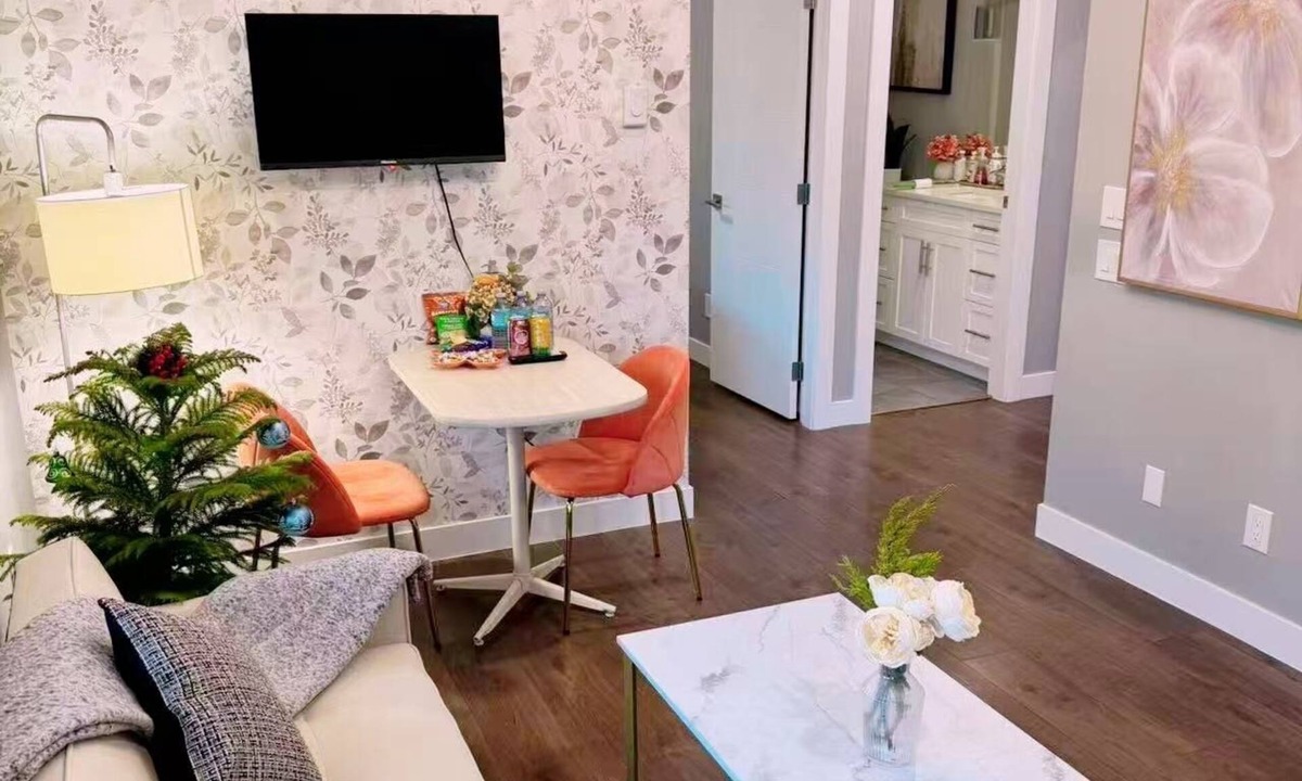 Victoria House | Tremendous 2-bedroom suite in delightful Langford. Clean Privacy