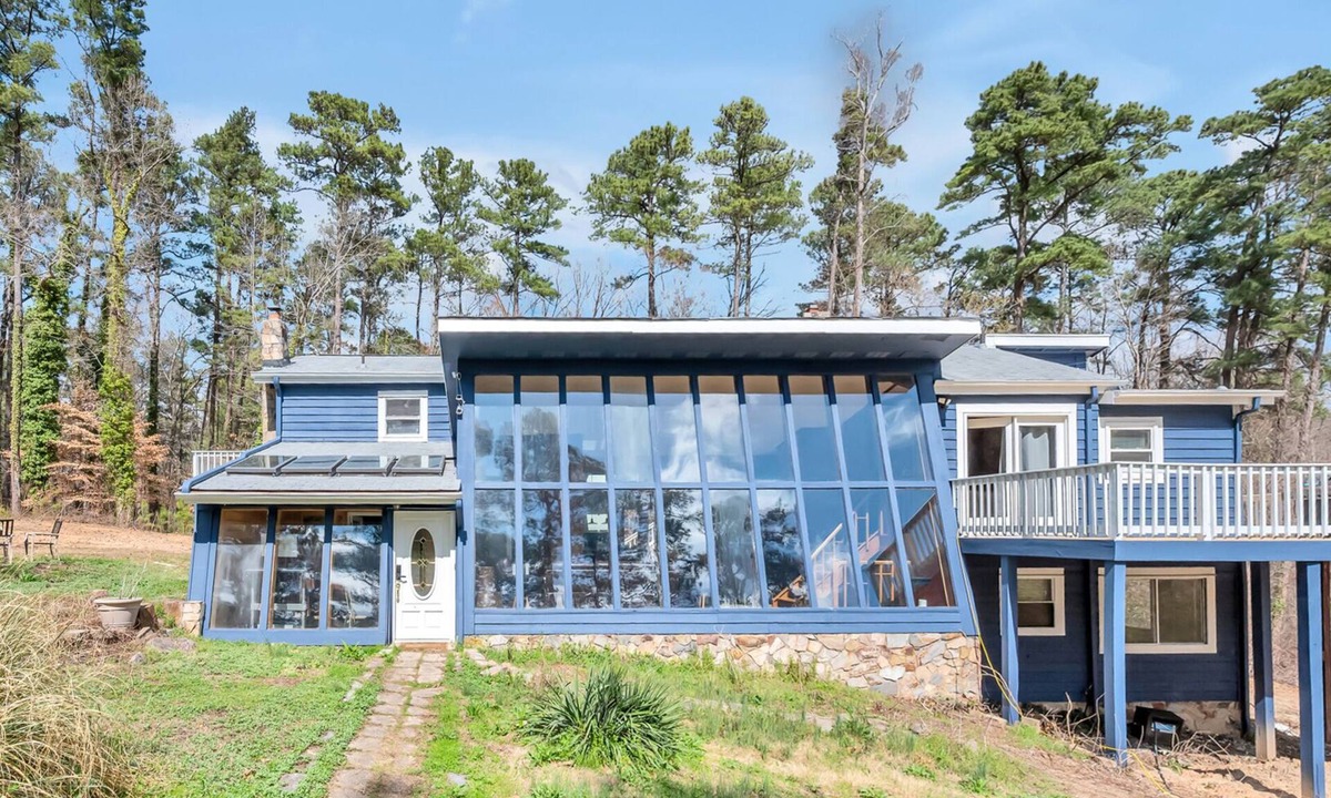 Durham House | Unique Durham Cabin with Hot tub and close to Duke