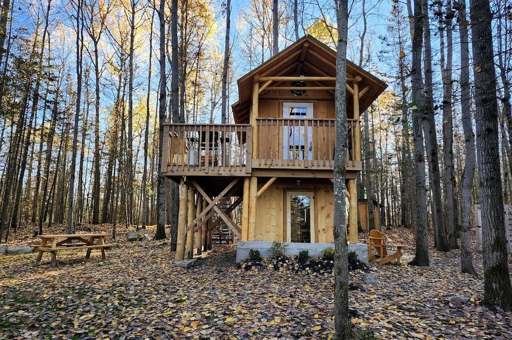 Corbeil Cabin | Unique Tree House Perfect for Families with BBQ in Callander, Ontario