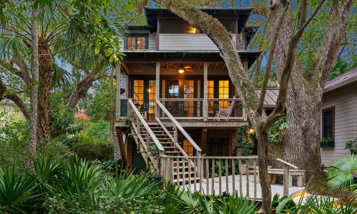 King City House | Unique Treehouse near the Village sleeps 6 guests