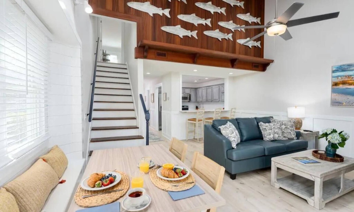 Wilmington House | Updated/Resort StyleSleeps-8-Beach-5 min/Pool/Dining/pickle Ball-Prime location
