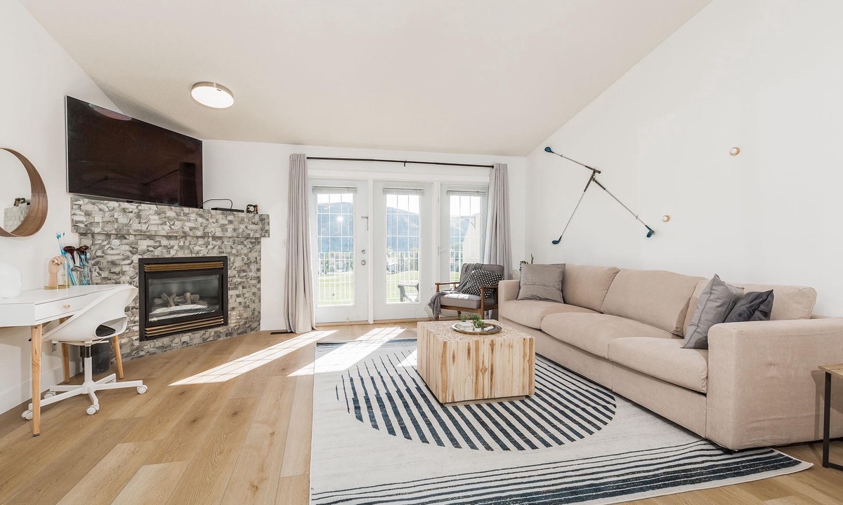 Lethbridge Condo | Upper 2 bed/2 bath Condo on Paradise Golf Course