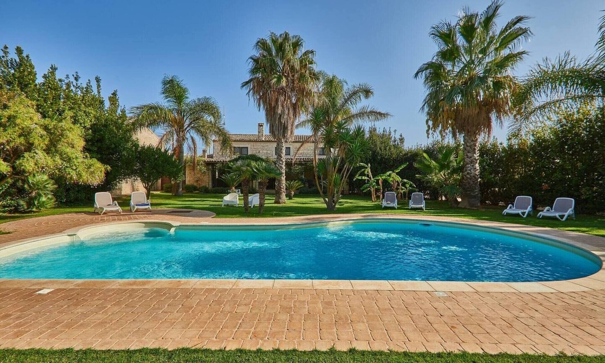 Scicli Villa | Villa 'Antica Aia Con Piscina' with Private Pool, Wi-Fi and Air Conditioning