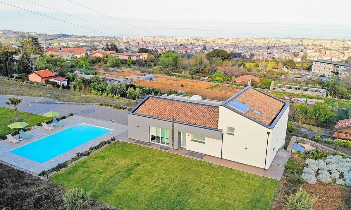 Coste Villa | Villa Brezza: A bright and sunny three-story villa situated in a quiet location, a few minutes from the town center, with Free WI-FI.