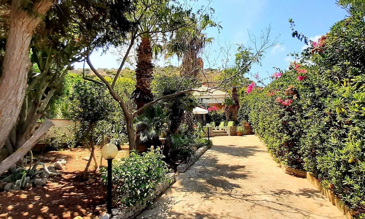 San Vito Lo Capo Villa | Villa Calamancina99 San Vito Lo Capo ideal for free climbing activities.