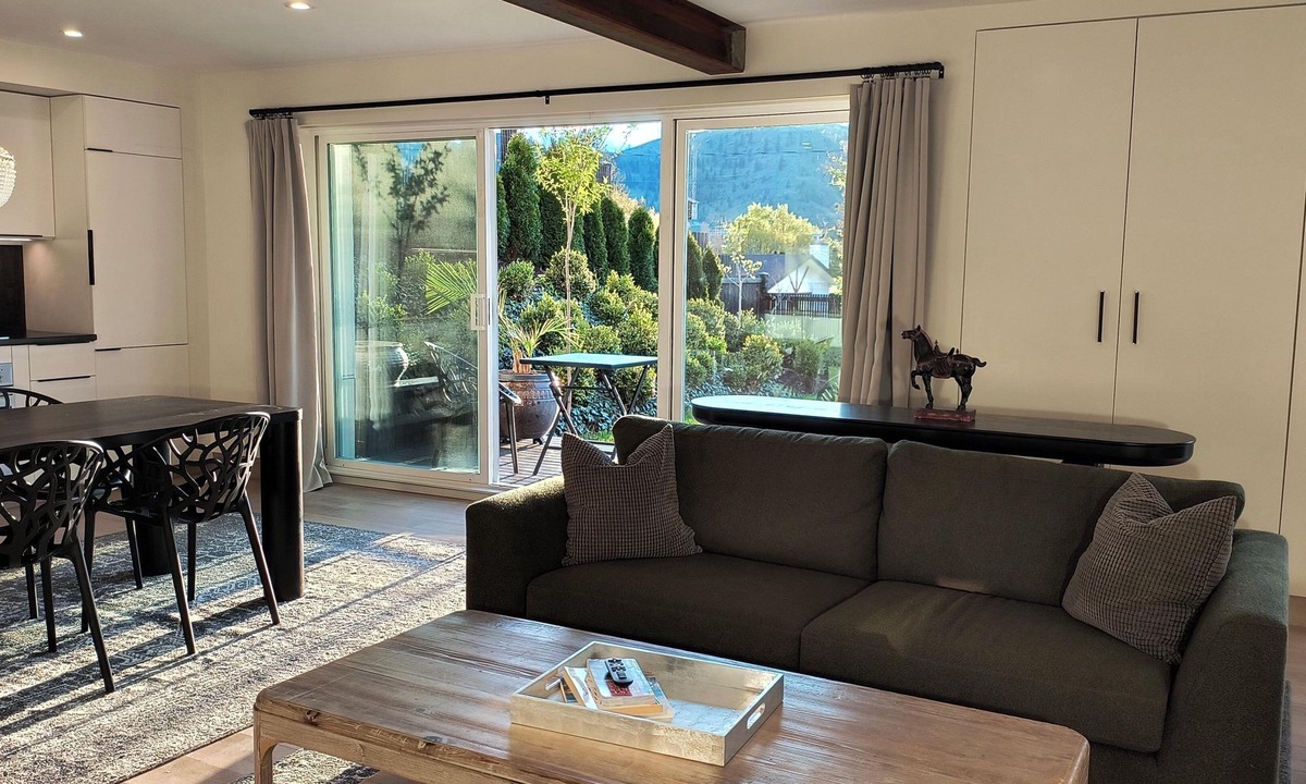 Okanagan-Similkameen Bed & Breakfast | Villa Carmel- Garden Suite 1 minute walk to Skaha Lake