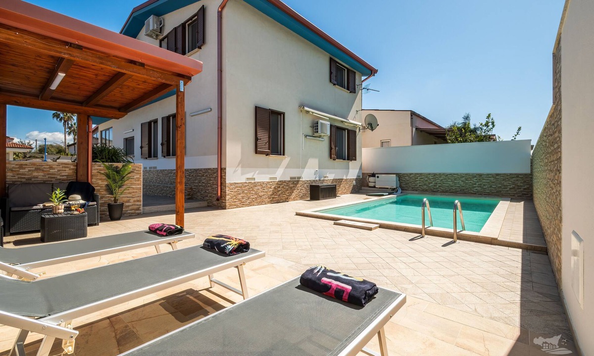 Alcamo Marina Villa | Villa DellOmbra: Heated Pool and Outdoor Kitchen