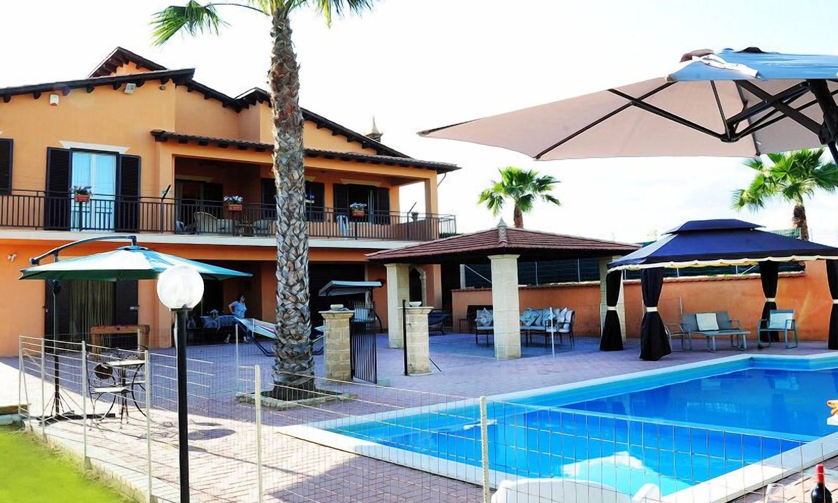 Agrigento Villa | Villa Gioiosa 5 bedroom villa with fenced pool, Air-con,Wi-Fi, BBQ, 3min to town
