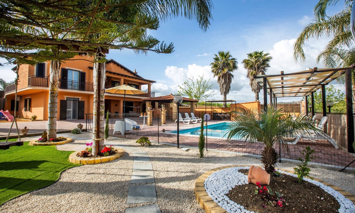 Favara Villa | Villa Gioiosa 5BR Villa:Gated Pool, Pizza Oven, BBQ,AC & WiFi, Perfect for Families