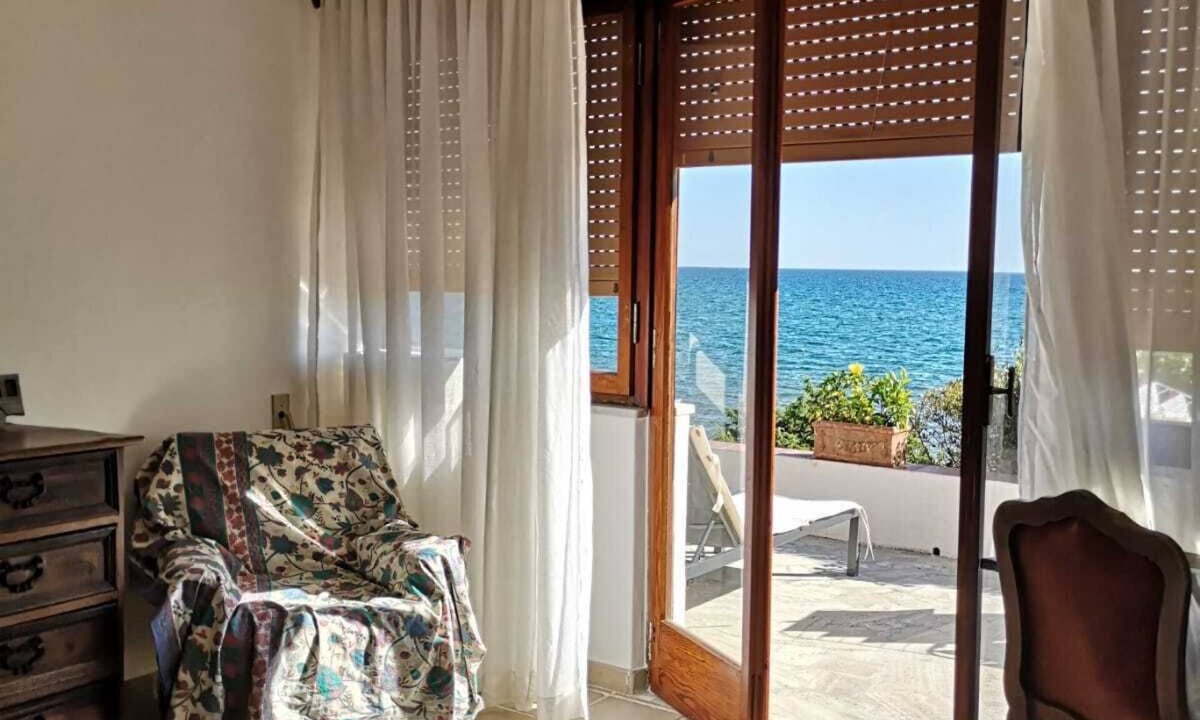 Fondi Villa | Villa Mimmi (beachfront, direct access to the sea)
