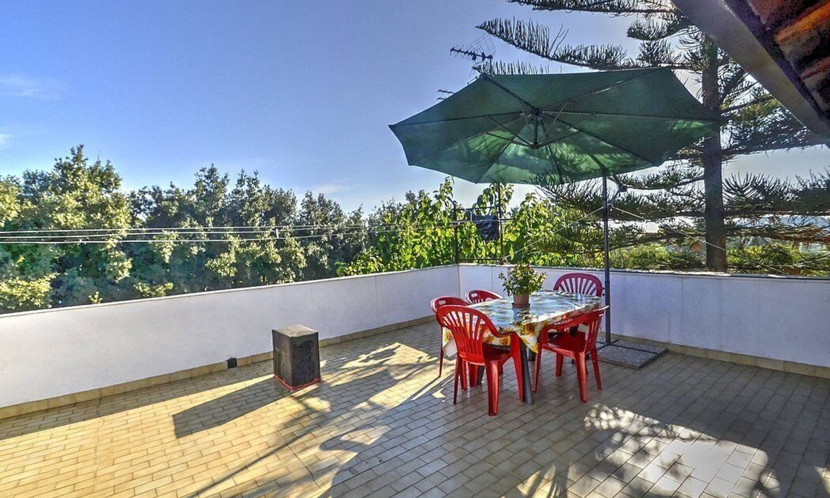 Piedimonte Etneo House | Villa Salice: A welcoming apartment that is part of a villa situated on the eastern slopes of Mount Etna, with Free WI-FI.