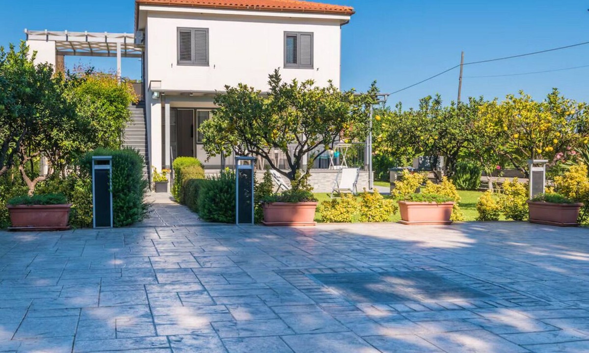 Piane Vecchie Villa | Villa Sara, wonderful modern style villa 8 beds with garden