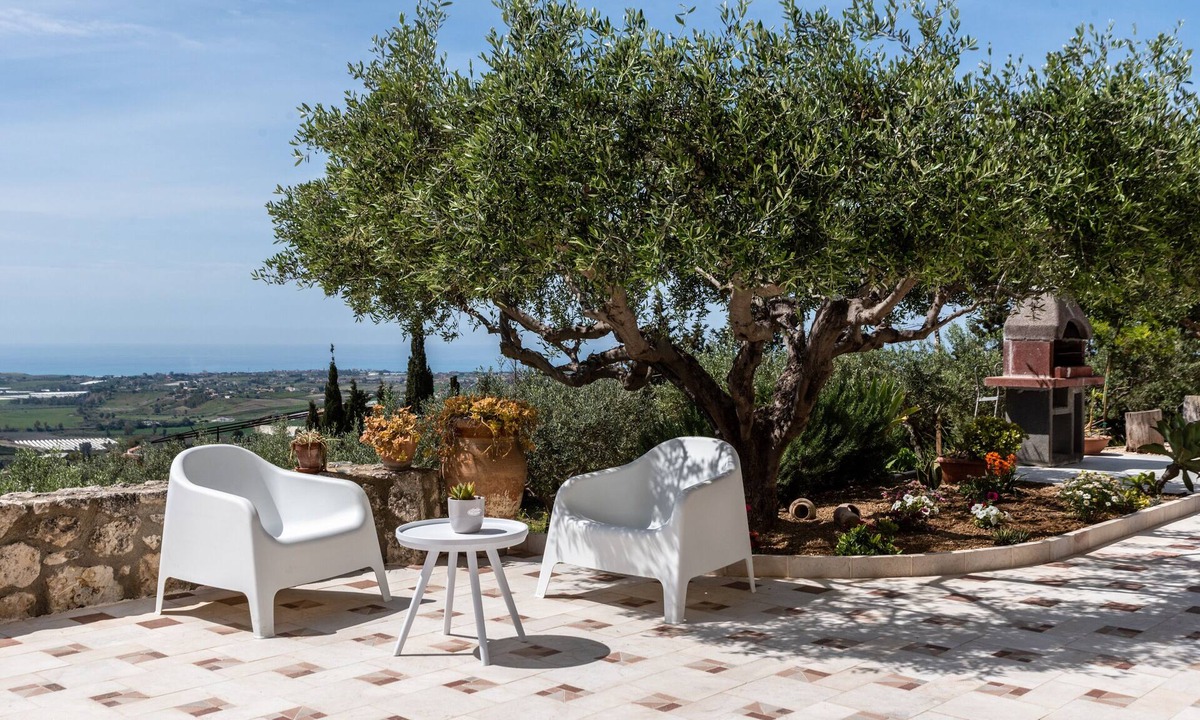 Favara Villa | Villa 'Simona with Garden' with Sea View, Wi-Fi and Air Conditioning