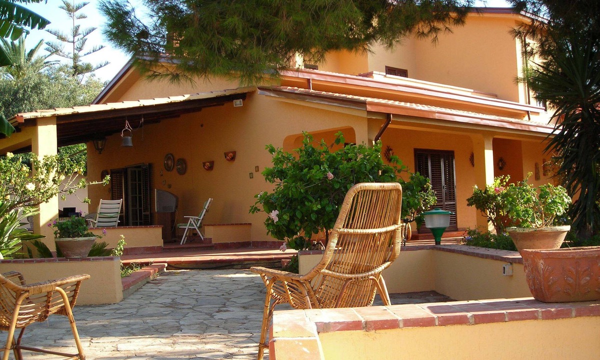 Trappeto Villa | Villa 'The Plumbaco' with a large veranda and lush garden. At 5 minutes from the sea