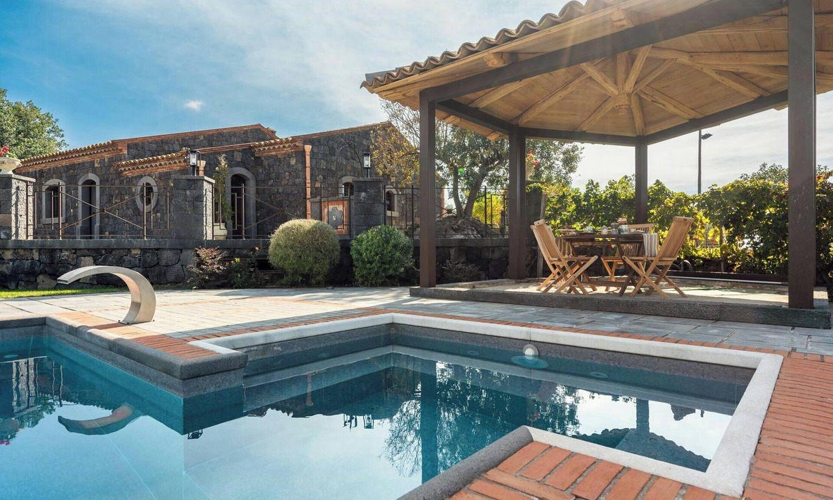 Santa Maria di Licodia House | Villa with pool and vineyards among Etna vineyards