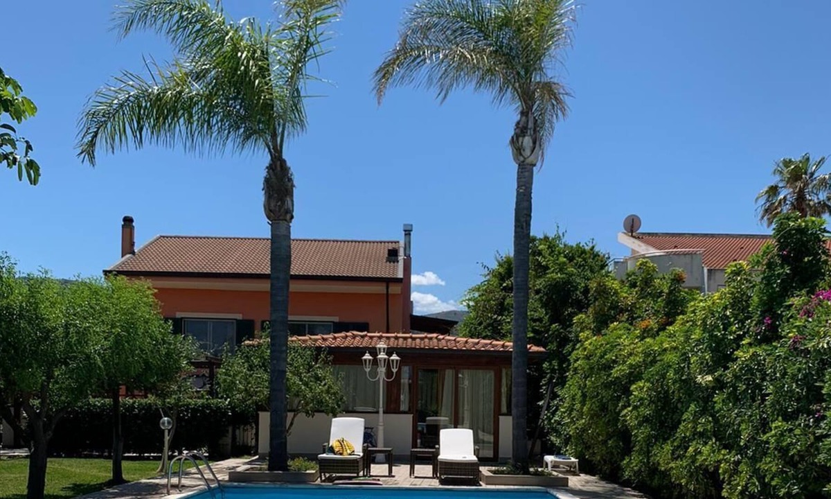 Patti Villa | Villa with swimming pool