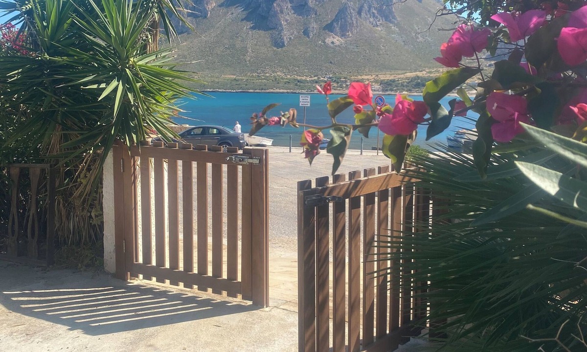 Custonaci Cottage | Villamare beachfront house with private garden for vacations between nature and sea