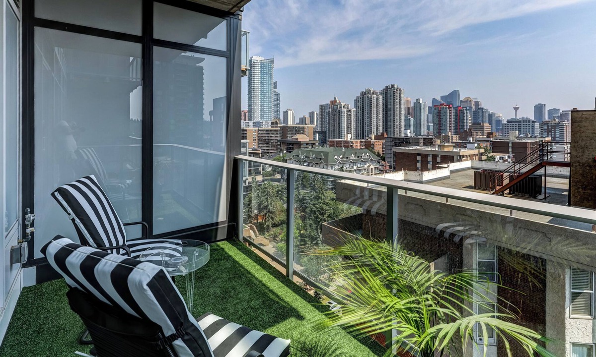 Bankview Condo | Voglio Bene | Cozy Designer Studio w/Fireplace, Balcony & Heated Parking