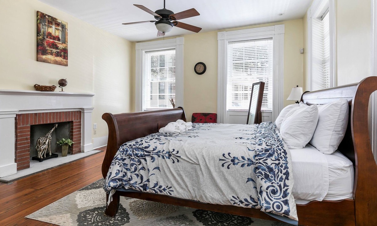 Harleston Village House | Walk to everywhere - 4 Bedroom House - 2 Blocks to King st. Free parking.