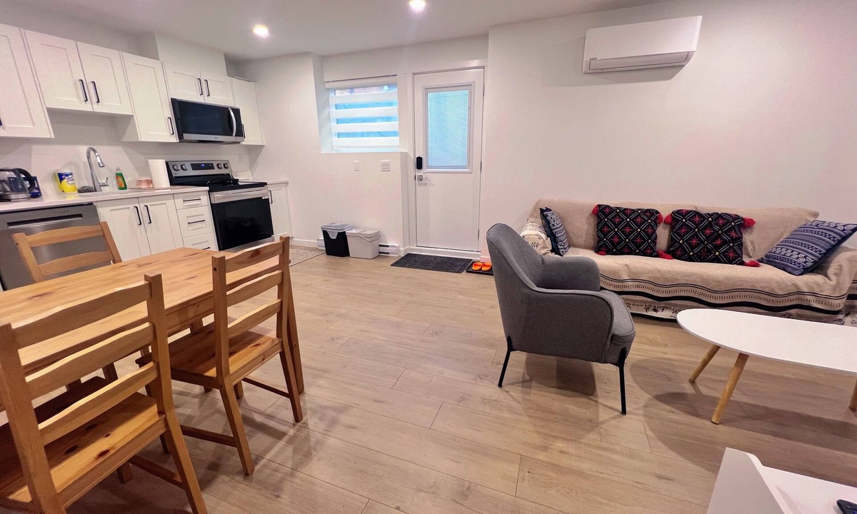 Willoughby House | Warm space awaits your experience ! 10minutes walk to reach Langley centre.
