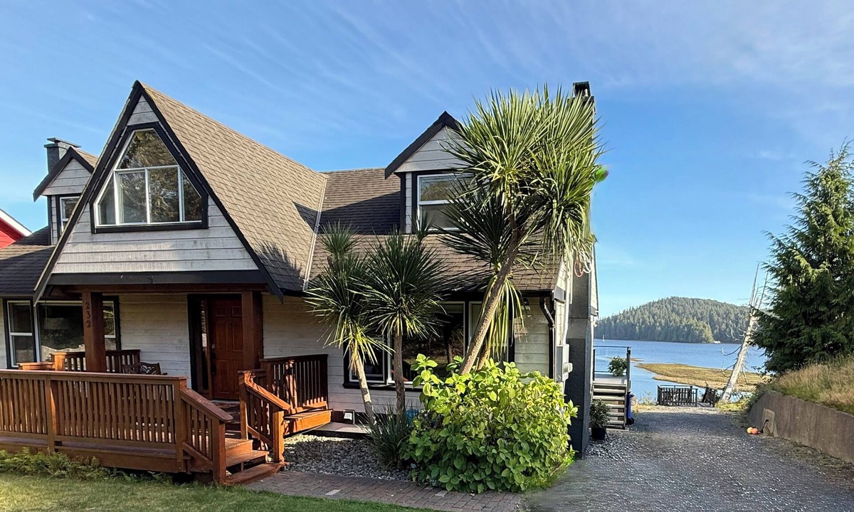 Ucluelet House | Water front house on Ucluelet Inlet