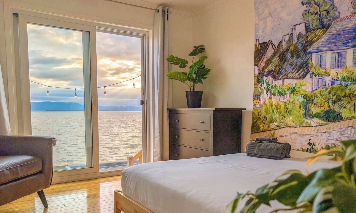 Cap-Saint-Ignace Ski Chalet | Waterfront Chalet w/Spa & Fireplace