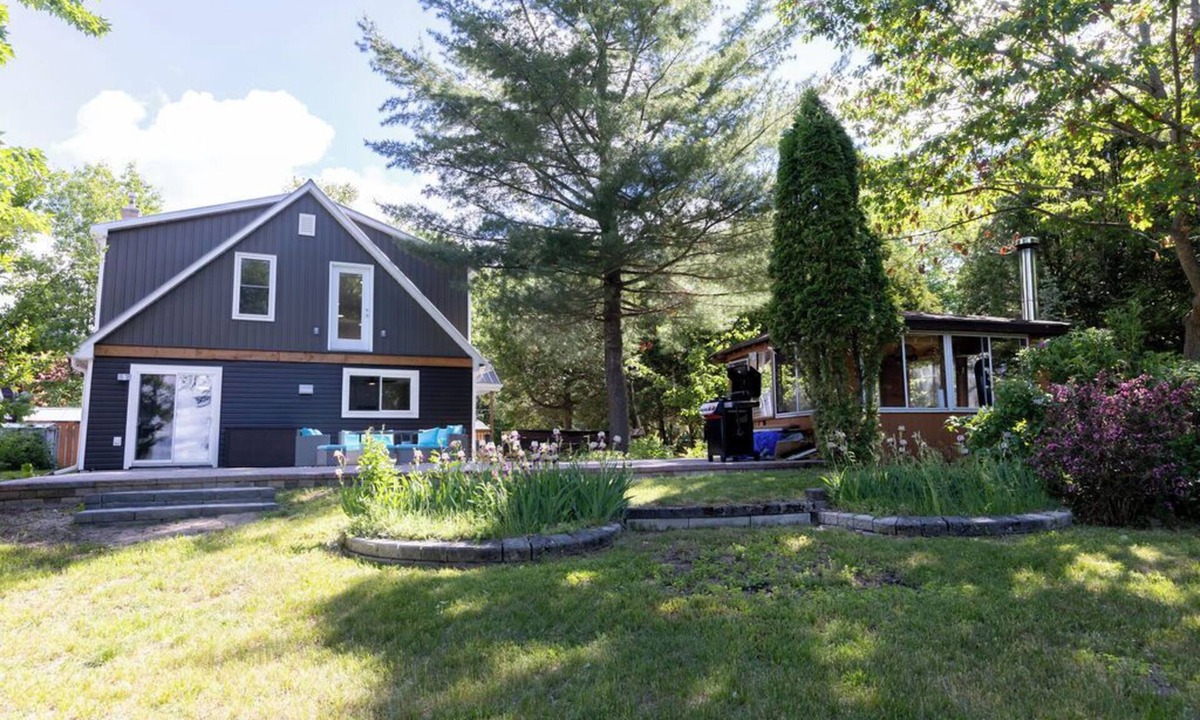 North Bay House | Waterfront comfort and space—your ideal family getaway or work vacation awaits !
