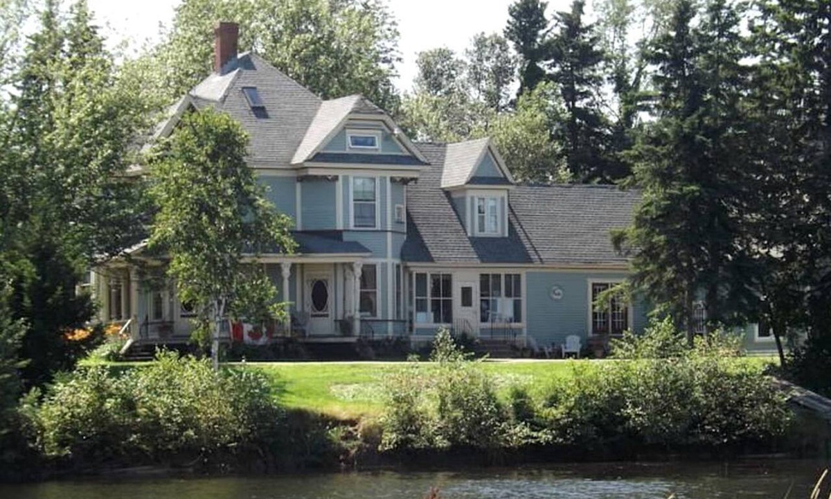 Port Elgin House | Waterfront Cottage Rental for Large Groups near Nova Scotia, Canada