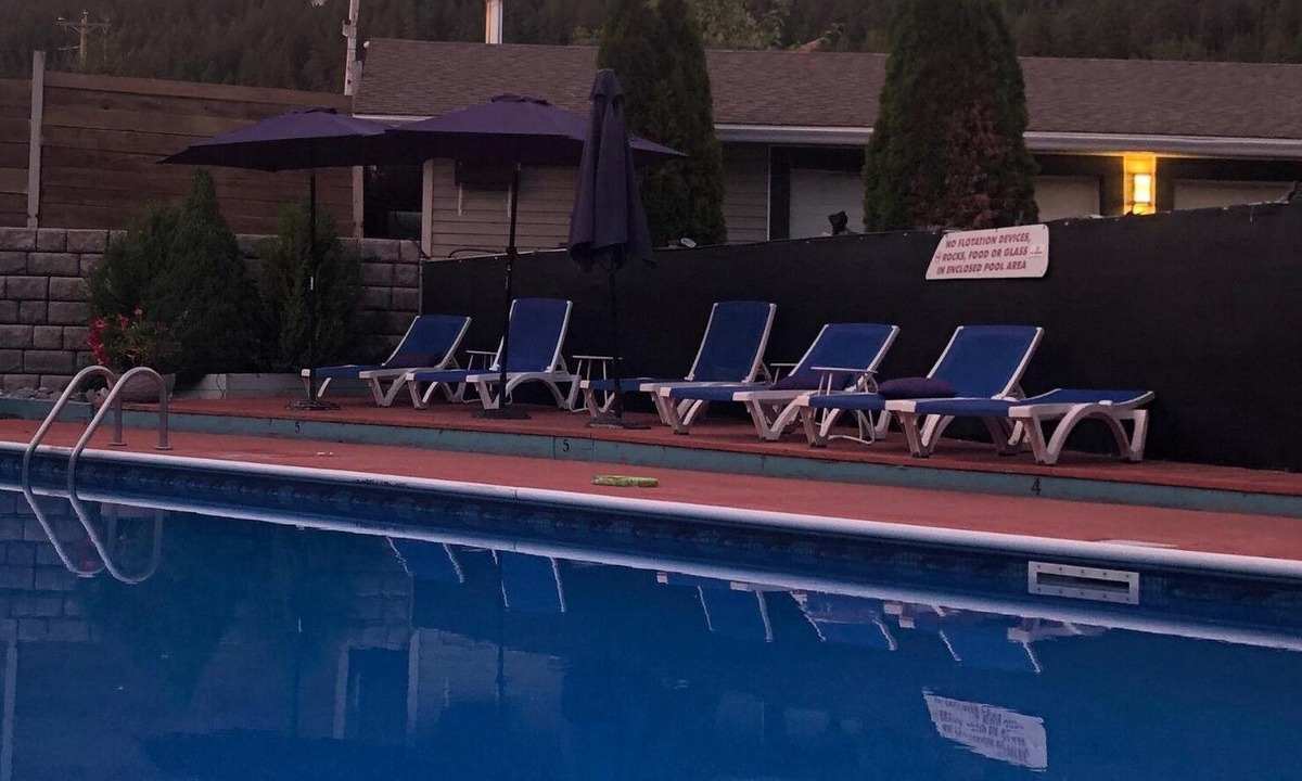 Blind Bay Resort | Waterfront RV Accommodation in Blind Bay Resort on Shuswap Lake Beach