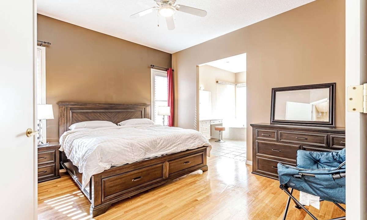 West Edmonton House | WEM A/C Luxury Bungalow Ravine Accessible