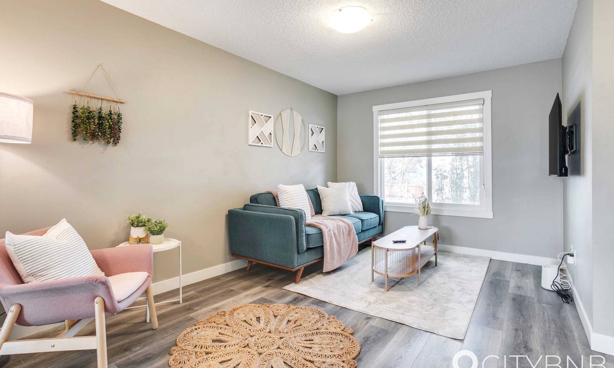North Central Edmonton House | Westwood. Sleeps 8. Central. 1GB Fiber Optic. A/C