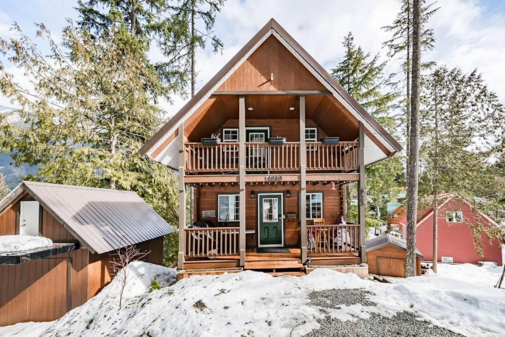 Sunshine Valley House | Whiskey Jack, 4 Bedroom Cabin with Outdoor Firepit