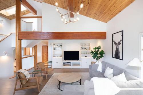 Whistler House | White Gold Chalet - Spacious Family-Friendly Chalet, Hot Tub, Mountain Views, Log Fireplace