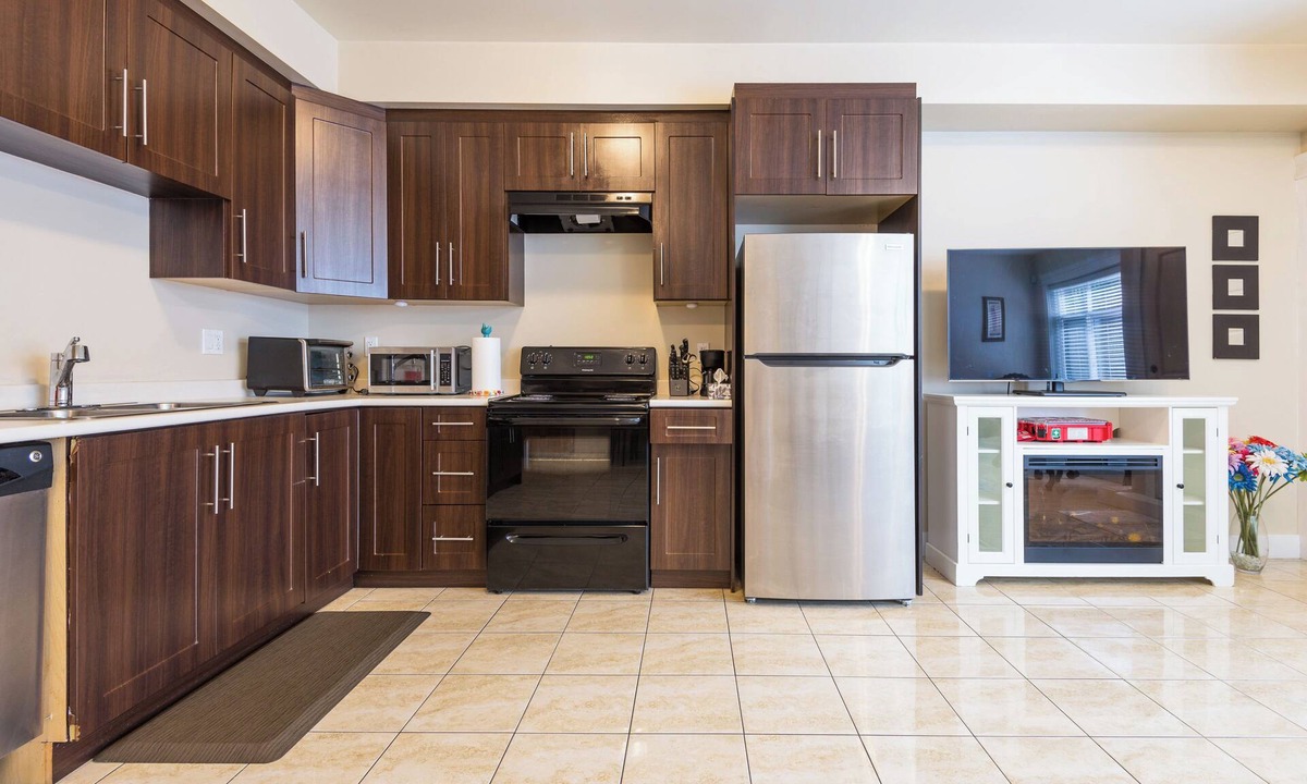 White Rock House | White Rock Beach Private Entrance Self Check-in Free Parking Equipped Kitchen WF