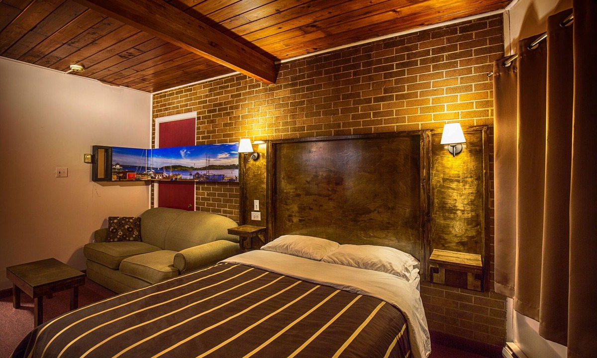 Lunenburg Hotel | WhMotel
